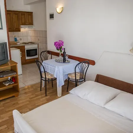 Konukevi Skarpa 1601 3*